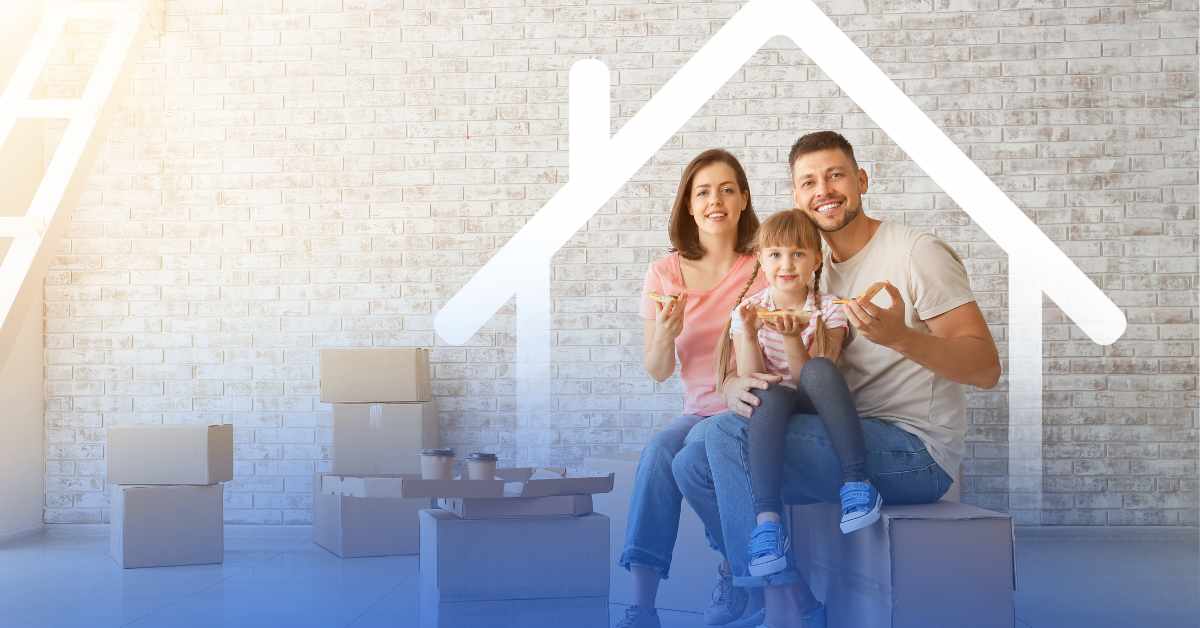 משפחה נכנסת לבית חדש לאחר קבלת הלוואה לרכישת דירה